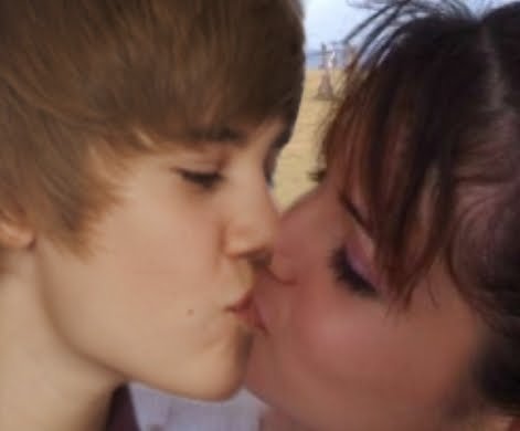 justin bieber kissing a fan on the lips. Justin+ieber+and+selena+
