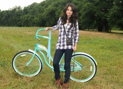 selena gomez dream out loud clothes. Selena Gomez in Dream Out Loud